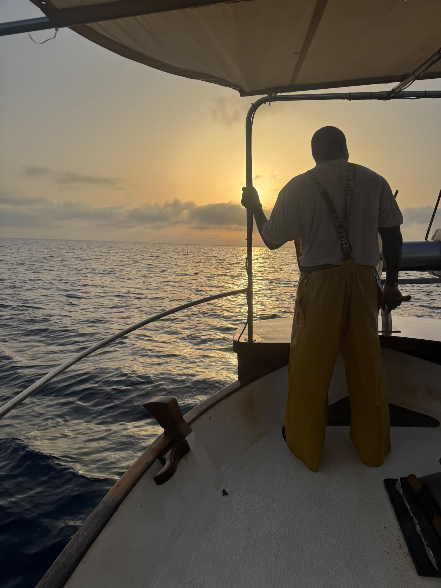 Pescador artesanal al atardecer en Menorca